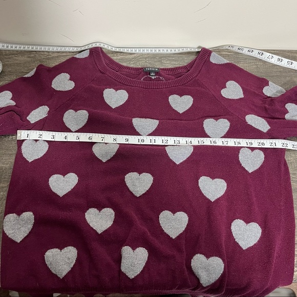 π HP π Torrid Burgundy and Gray Cotton Heart Print Sweater, Size 1 - Picture 8 of 13